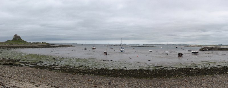 holy island harbour.jpg - De haven van Lindisfarne met rechts Lindisfarne castle.